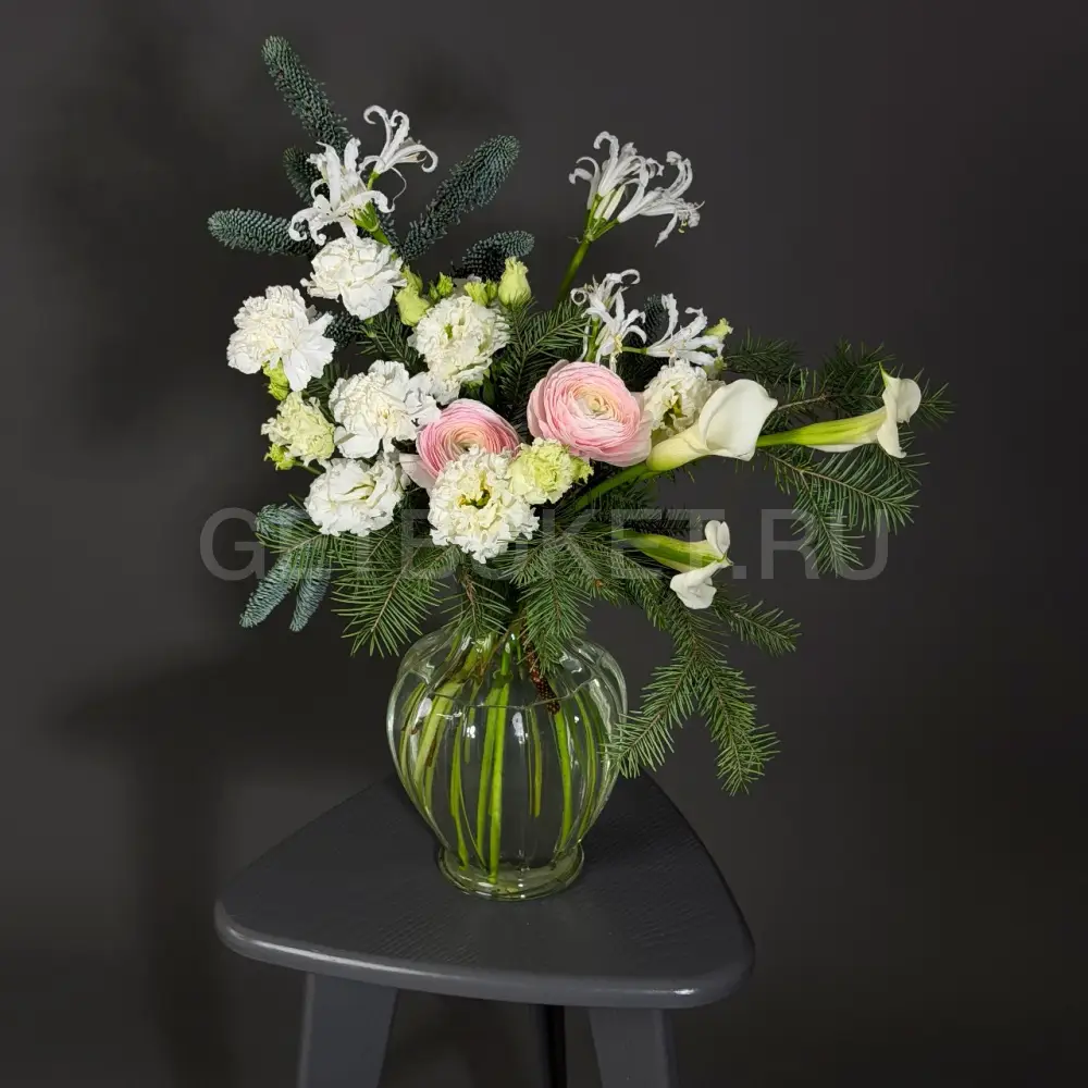 223032 Зимняя композиция в вазе с ранункулюсом, каллами и гвоздиками 