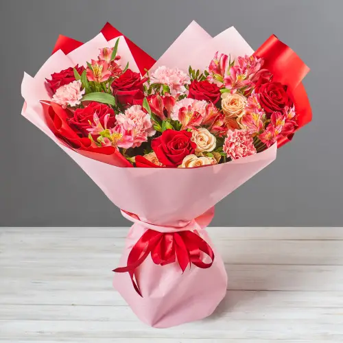 Букет из розовых диантусов, красных роз и альстромерий
