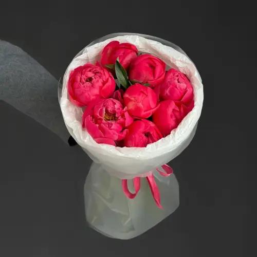 Букет из 9 ярко-коралловых пионов