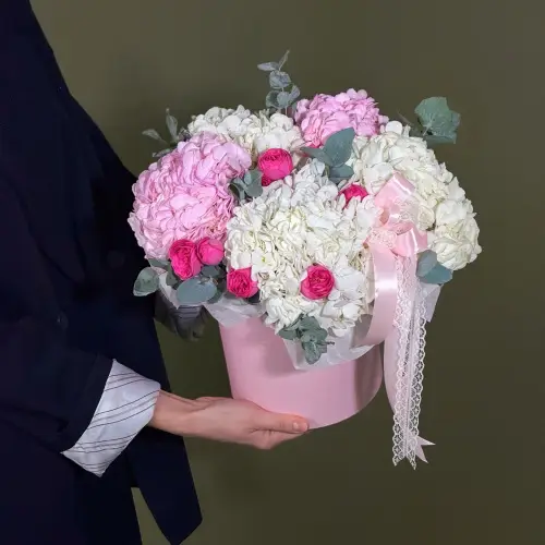 Цветочная корзина бело-розовых гортензий и роз в шляпной коробке
