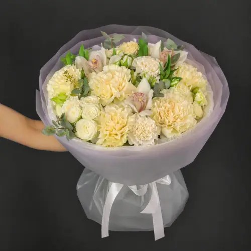 Воздушный букет из роз, орхидей и альстромерий 