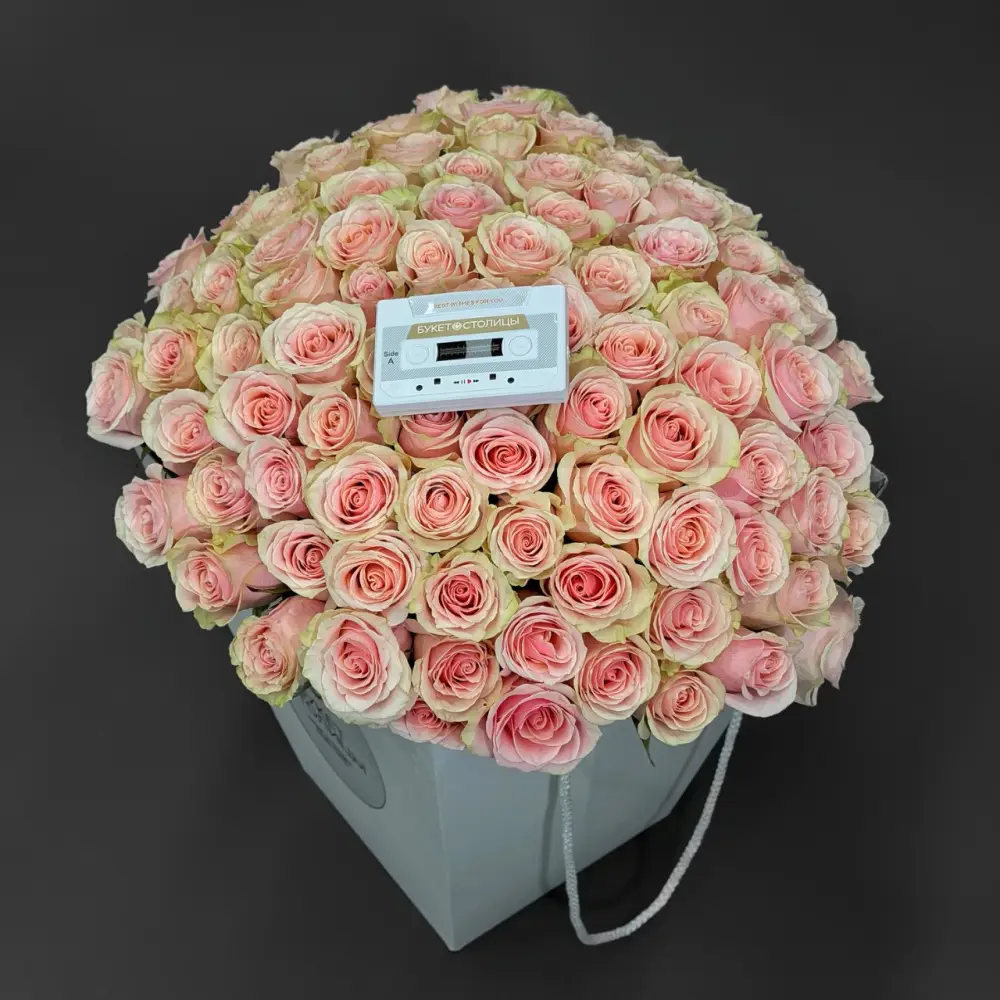 224421 Букет из 101 розовой розы с аудиокассетой в коробке