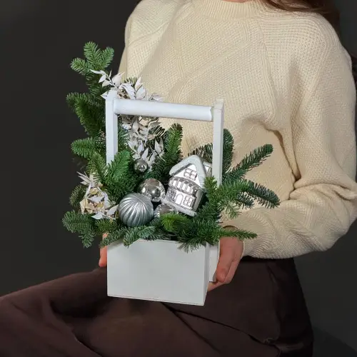 Зимняя композиция "Елочный домик"