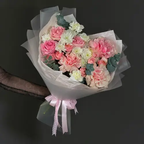 Нежный букет роз, гвоздик и хризантем с эвкалиптом