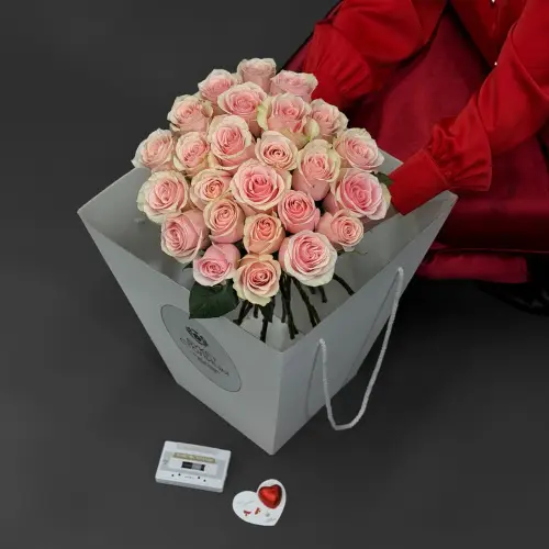 Букет из 25 розовых роз с валентинкой и аудиокассетой 