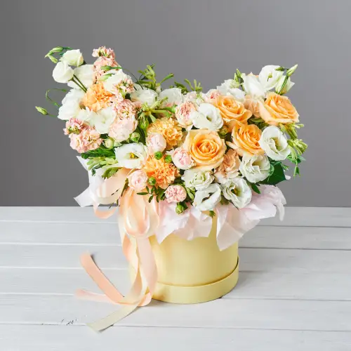 Шляпная коробка с кремовыми розами, белой эустомой и маттиолой
