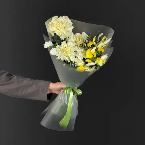 Букет из роз, ирисов и гвоздик 