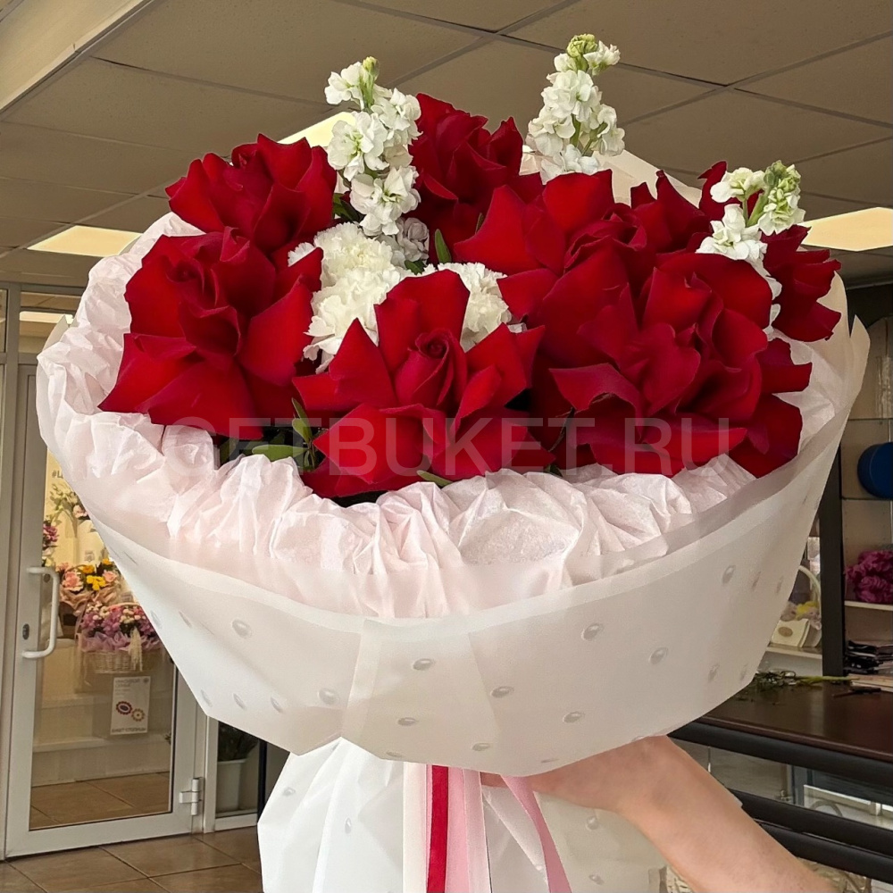 246390 Букет из красных роз и маттиолы