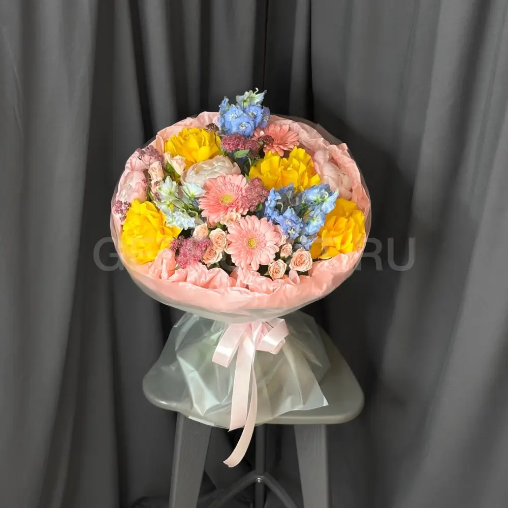 241750 Яркий букет из роз, пионов и дельфиниума 