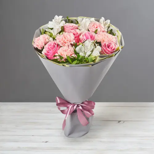Букет из розовых диантусов, роз и белых альстромерий