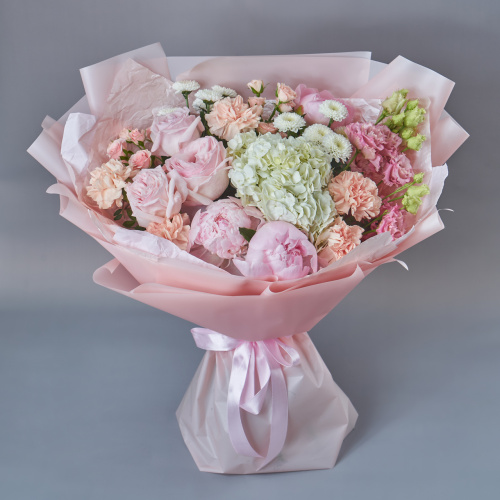Розовый букет из пионов, роз и хризантем с эустомой