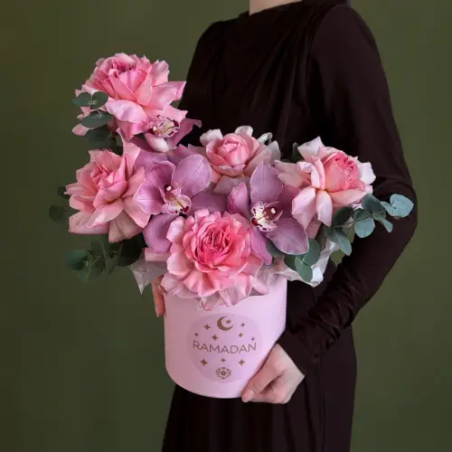 Цветочная композиция из розовых роз и орхидей в шляпной коробке