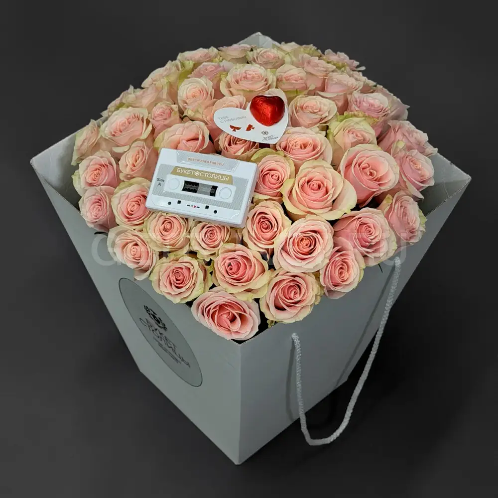 224413 Букет из 51 розовой розы с валентинкой и аудиокассетой 