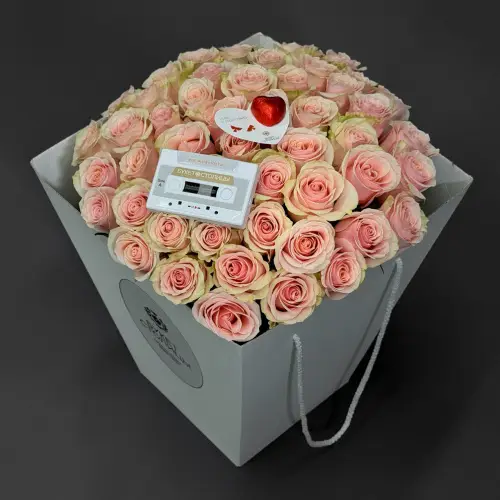 Букет из 51 розовой розы с валентинкой и аудиокассетой 