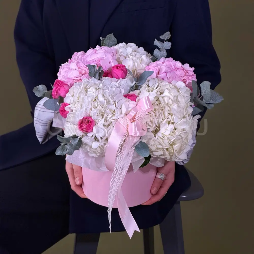 222853 Цветочная корзина бело-розовых гортензий и роз в шляпной коробке