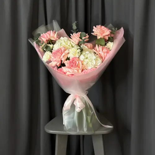 Букет из роз, гортензий и гвоздик 