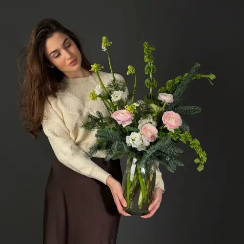 Зимняя композиция в вазе из рунункулуса с нобилисом, орнитогалумом и эустомй