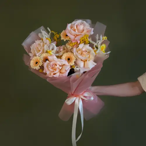 Букет из роз, мимозы и ирисов