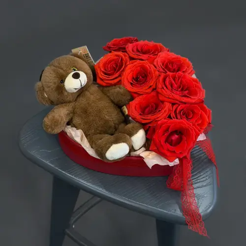 Цветочная композиция из красных роз с мишкой и валентинкой
