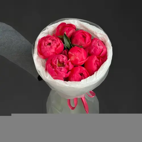Букет из 9 ярко-коралловых пионов