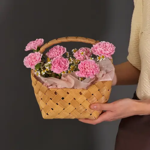 Цветочная корзина из розовой гвоздики и танацетума