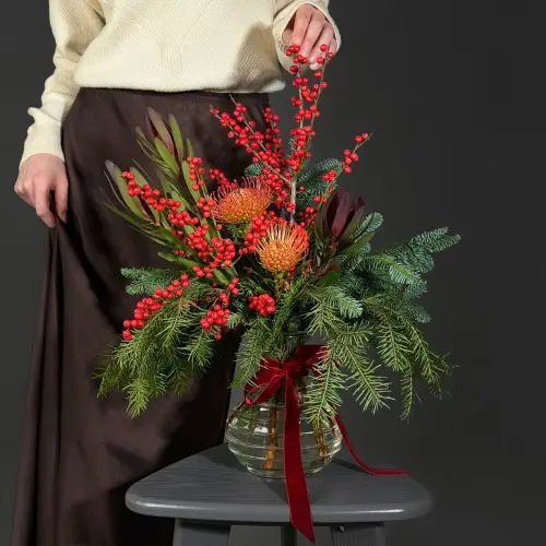 Зимняя композиция в вазе из илекса, нутана и нобилиса с леукадендроном