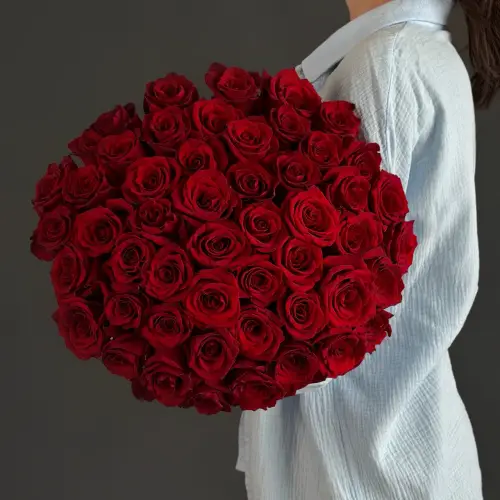 Цветочная композиция из 51 розы с конфетами рафаэлло