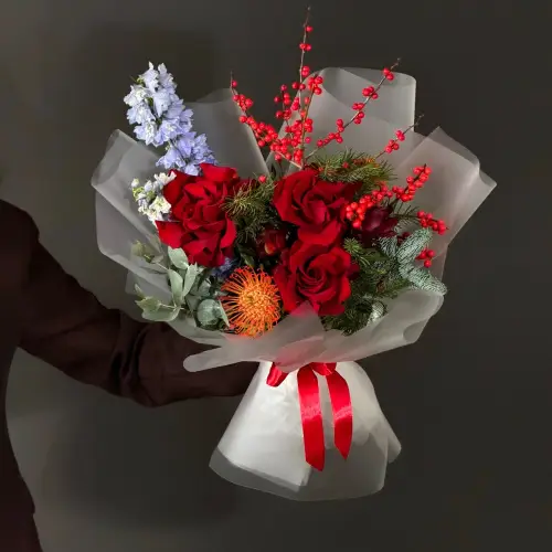 Зимний букет из нобилиса с нутаном, дельфиниумом и илексом