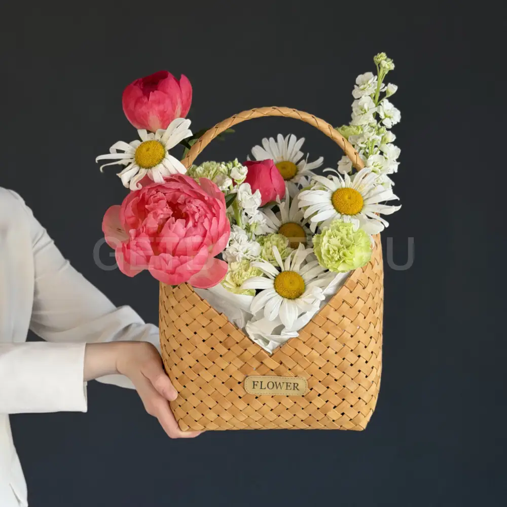 239337 Цветочная композиция из пионов, ромашек и гвоздик в корзинке