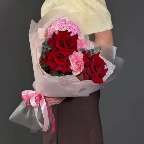 Букет красных роз с гортензией 