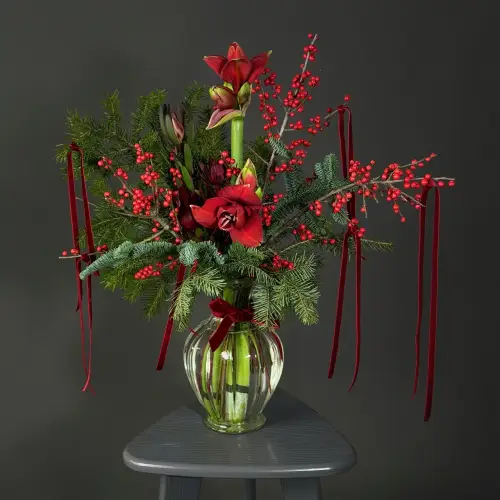 Зимняя композиция в вазе из амариллиса, нобилиса и леукадендрона