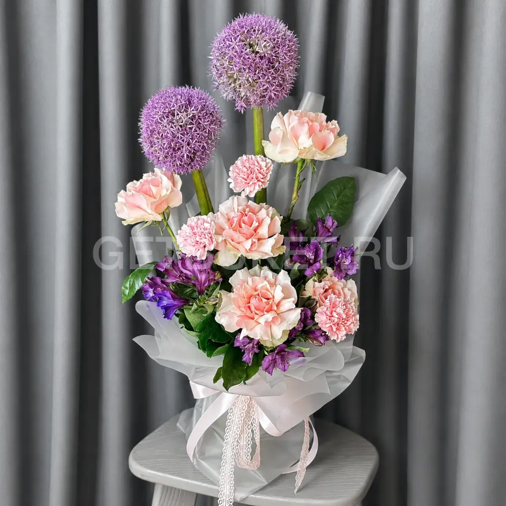 240689 Букет из роз с аллиумом и гвоздиками