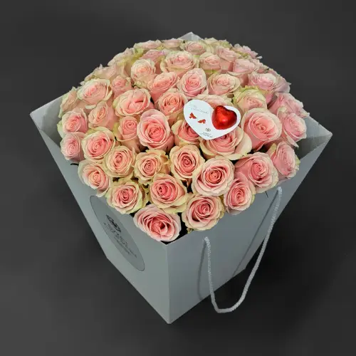 Букет из 51 розовой розы с валентинкой в коробке