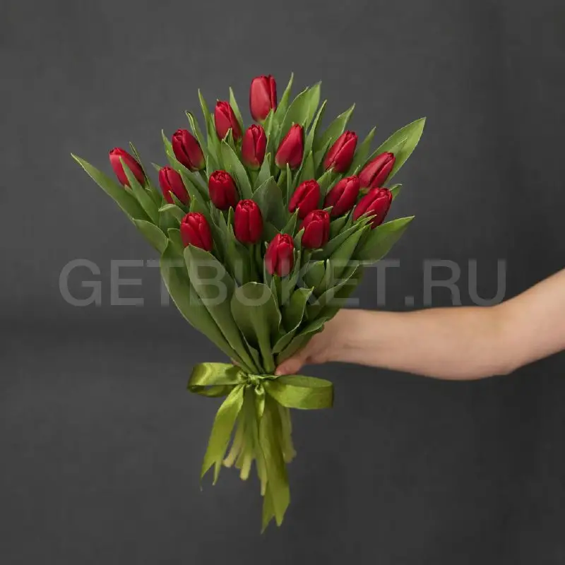 225388 Букет из 17 красных тюльпанов