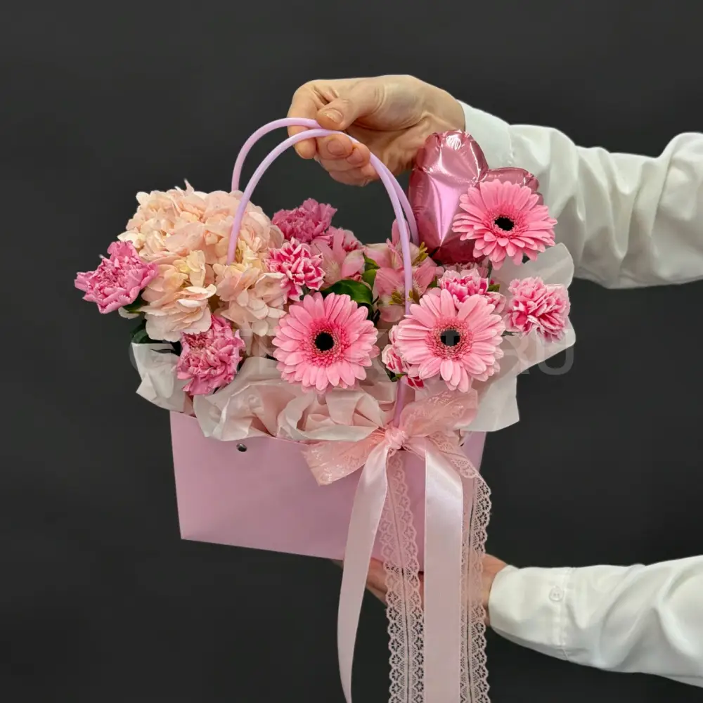 225218 Цветочная композиция из гвоздик и гербер с гортензией