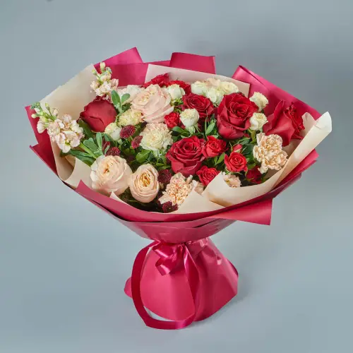 Букет из хризантем, красных роз и маттиолы