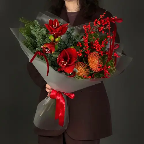 Зимний букет с нобилисом, илексом и амариллисом