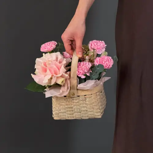 Цветочная корзина из розы с гвоздикой и альстромерией