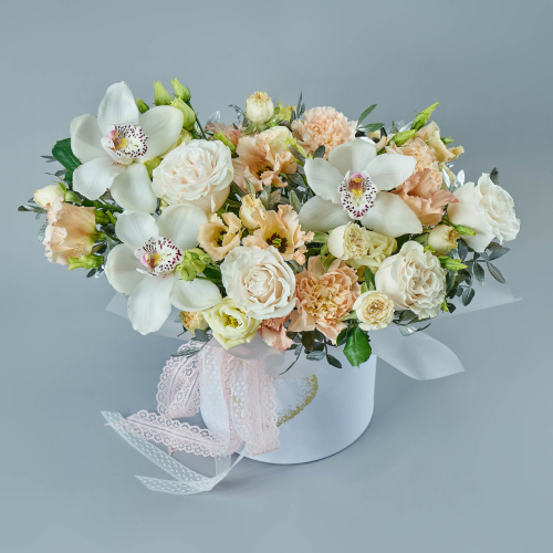 Цветочная композиция из орхидей, роз и эустом в шляпной коробке 