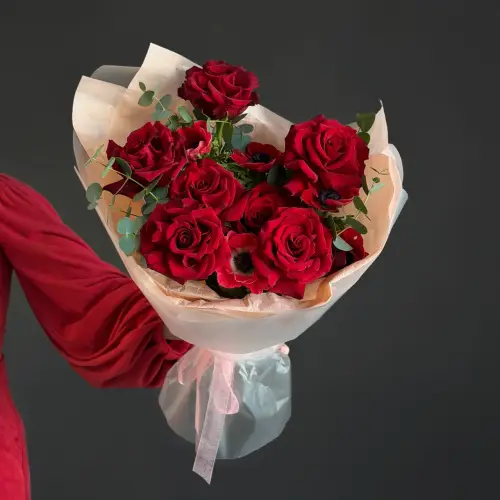 Красный букет роз с анемоном и эвкалиптом