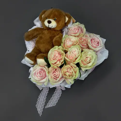 Цветочная композиция из роз и мишки в форме сердца