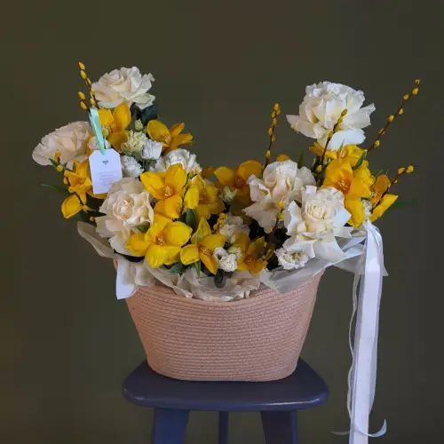 Цветочная композиция с розами, тюльпанами и эустомы в корзине 