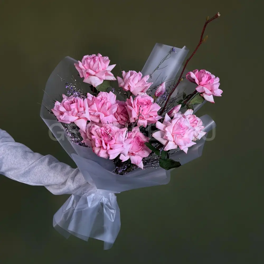 225802 Букет из роз с магнолией и генистой 