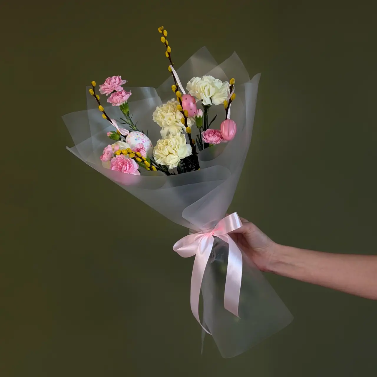 Букет из гвоздик, вербы и рунукулюса 