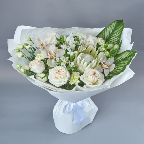 Букет белых роз с орхидеей, эустомой и протеей