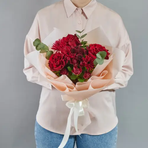 Букет из красных роз, гербер и хризантем с эвкалиптом