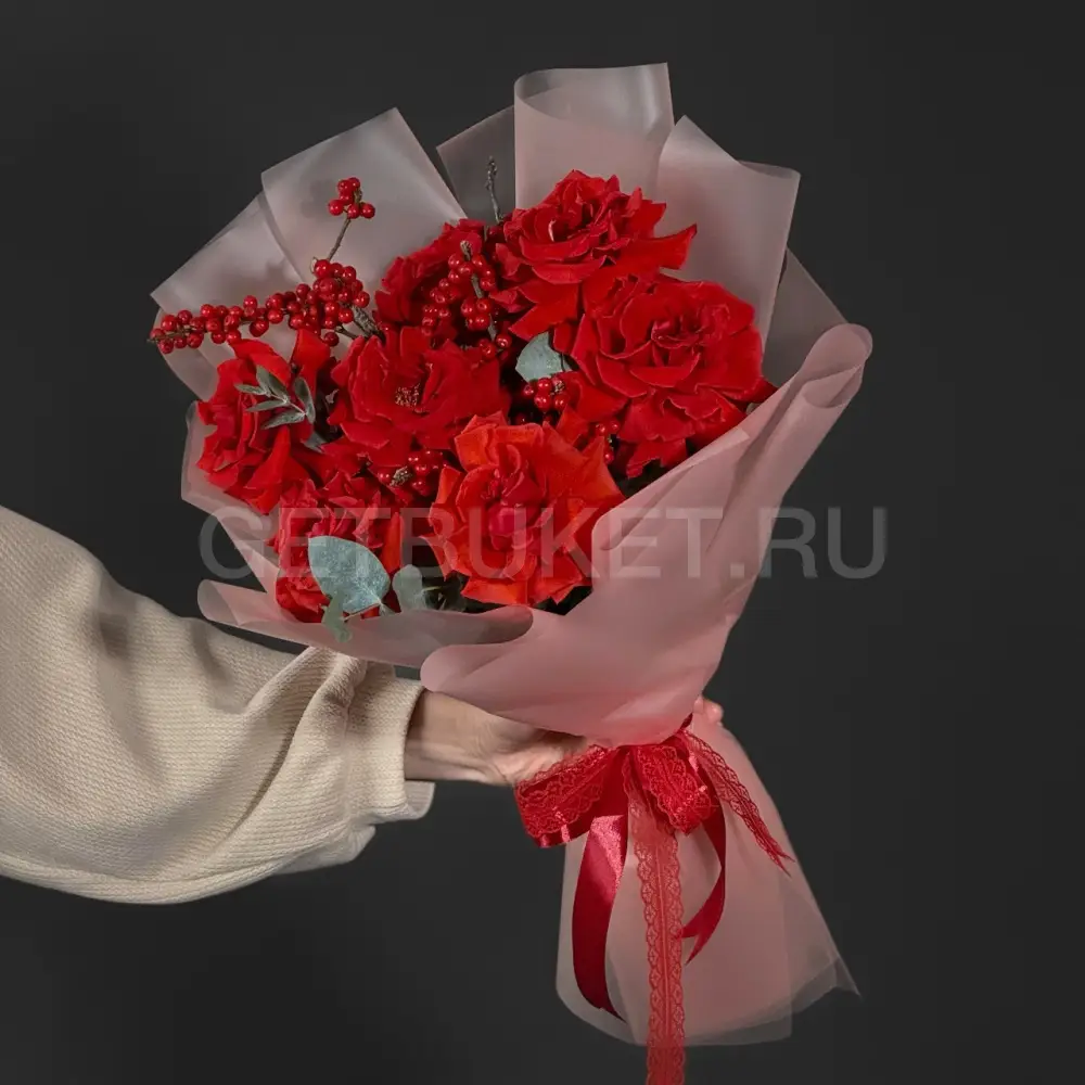 222936 Алый букет красных роз с илексом и эвкалиптом