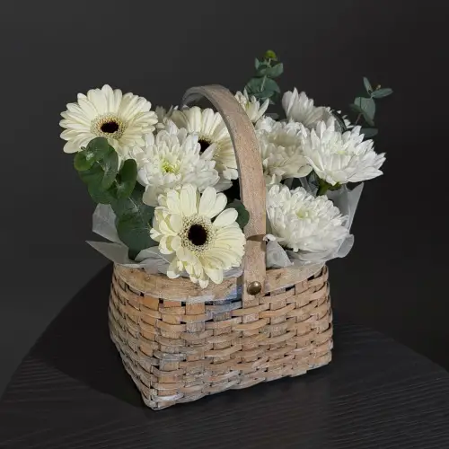 Цветочная корзина из хризантемы с герберой