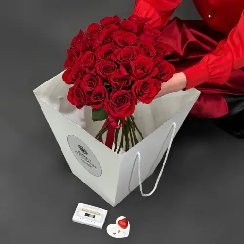 Букет из 25 роз с валентинкой и аудиокассетой 