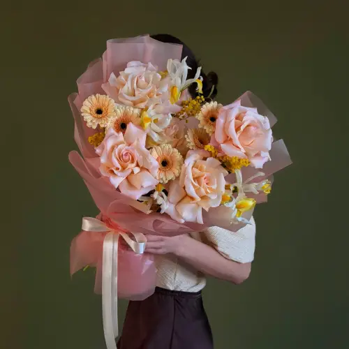 Букет из роз, мимозы и ирисов